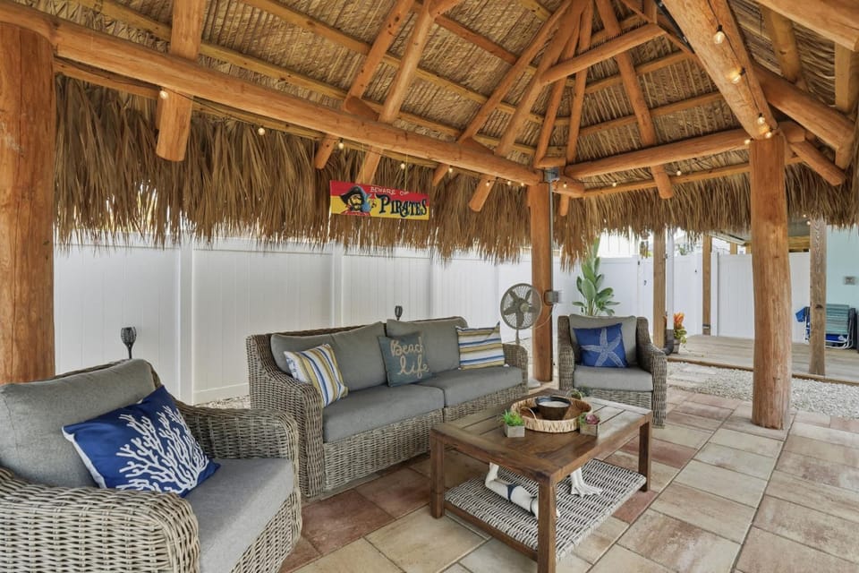 Coastal Paradise l Pool Tiki Hut l Close to Beach House in Estero Island