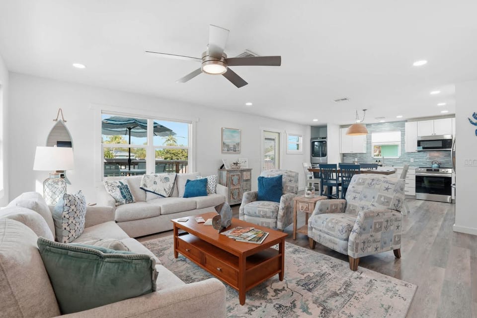 Coastal Paradise l Pool Tiki Hut l Close to Beach House in Estero Island