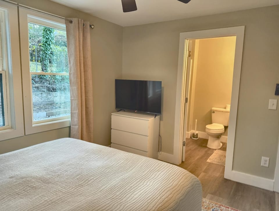 Toilet, Bed, Bathroom, TV and multimedia, Bedroom