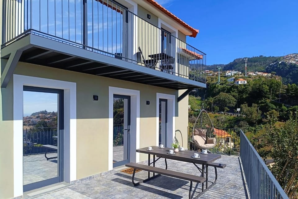 Property building, Patio, Facade/entrance, Natural landscape, Balcony/Terrace, Mountain view, Area and facilities