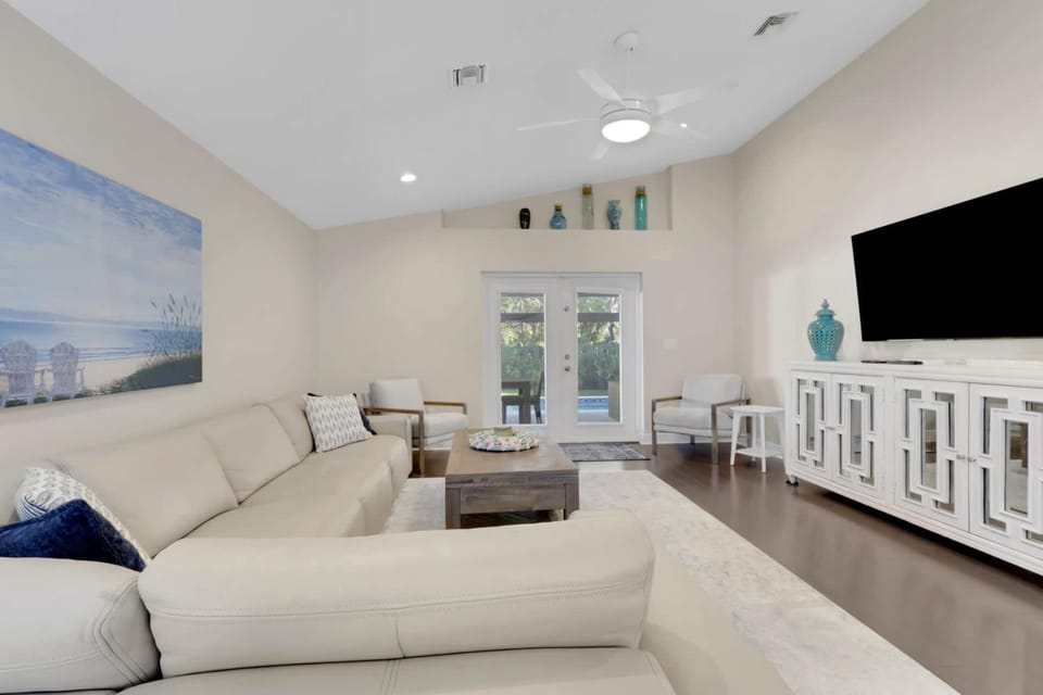 Stunning 4BR Home l Near Vanderbilt Beach House in Naples Park