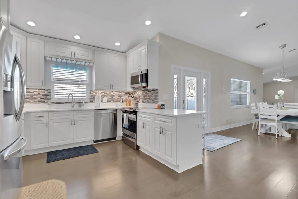 Stunning 4BR Home l Near Vanderbilt Beach House in Naples Park
