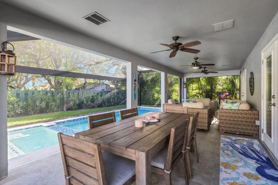 Stunning 4BR Home l Near Vanderbilt Beach House in Naples Park