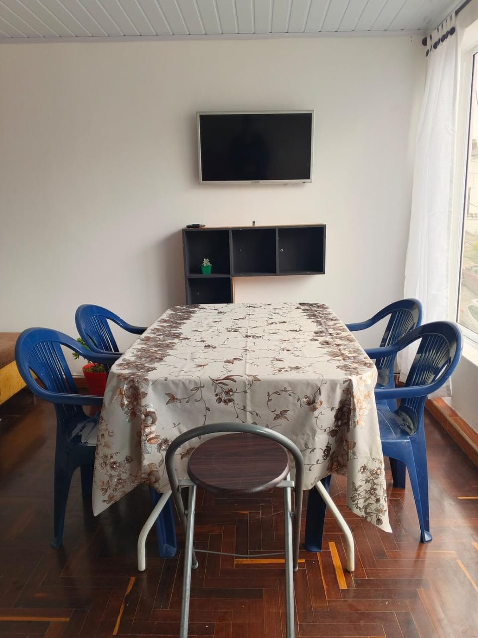 Communal lounge/ TV room, TV and multimedia, Living room, Seating area, Dining area, Evening entertainment