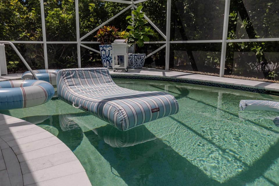 Whimsy-Coastal Close-to-Beach Marco Home House in Marco Island