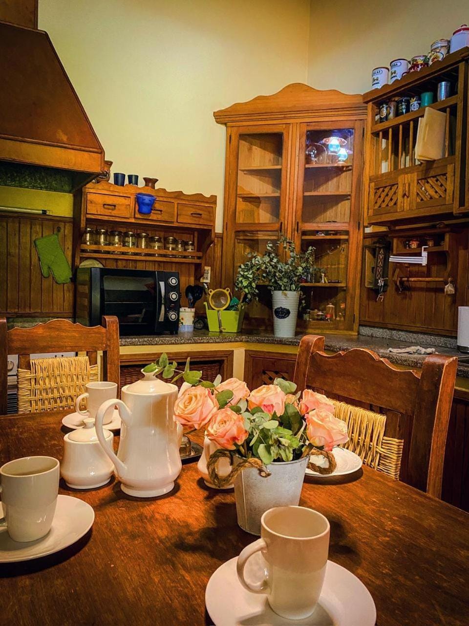 Coffee/tea facilities, Kitchen or kitchenette, Food and drinks, Dining area, Food