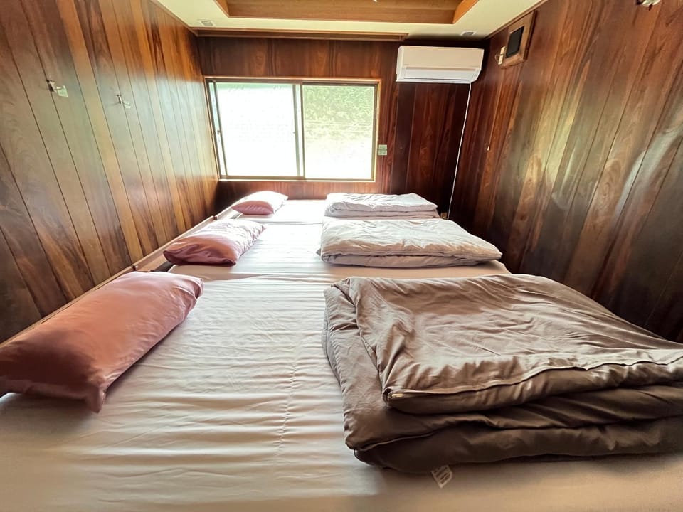 Bed, Photo of the whole room, air conditioner