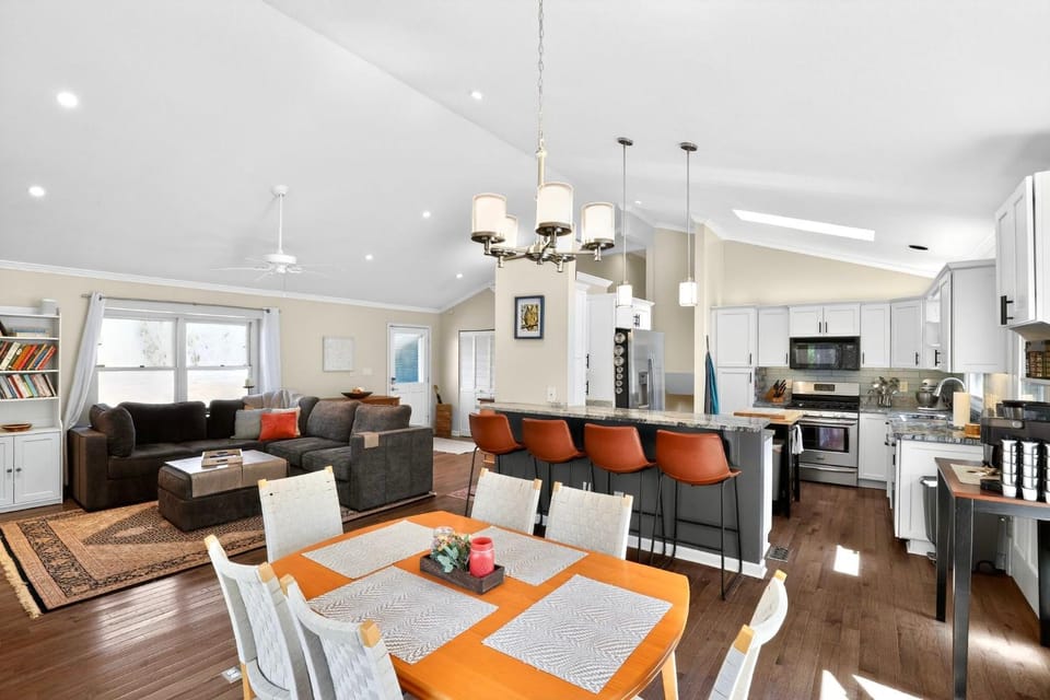 Kitchen or kitchenette, Living room, Photo of the whole room, Seating area, Dining area