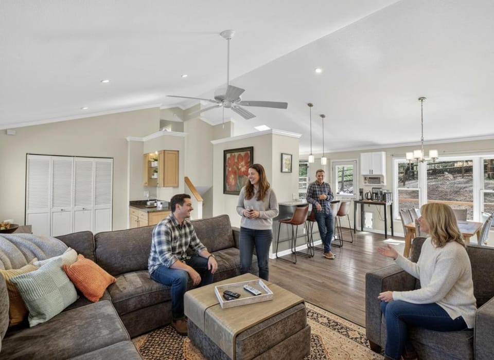 Kitchen or kitchenette, Living room, Seating area, Dining area