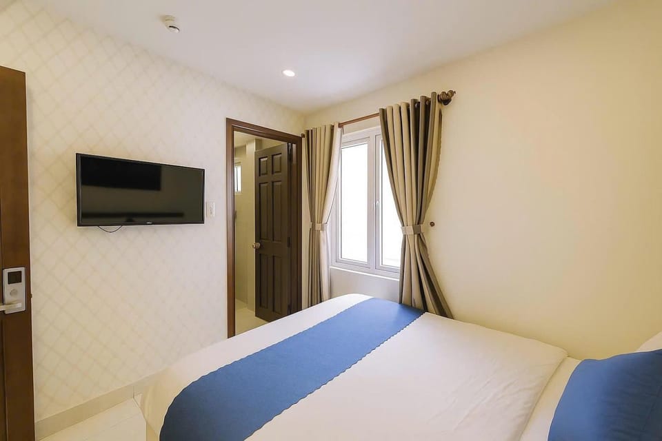Bed, TV and multimedia, Photo of the whole room, Bedroom