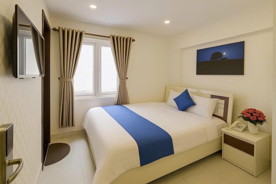Bed, TV and multimedia, Photo of the whole room, Bedroom
