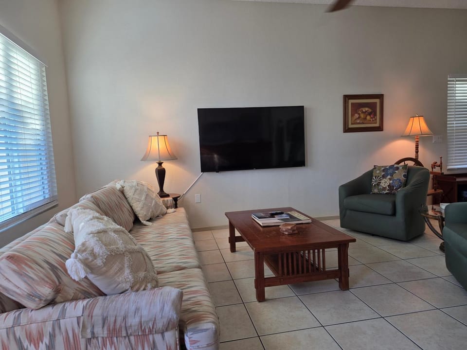 Communal lounge/ TV room, TV and multimedia, Living room, Seating area, Evening entertainment