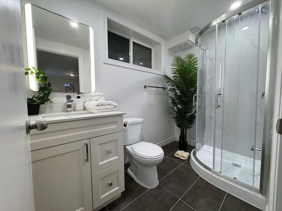 Modern Newly-Renovated Suite Free Parking Bed and Breakfast in Markham