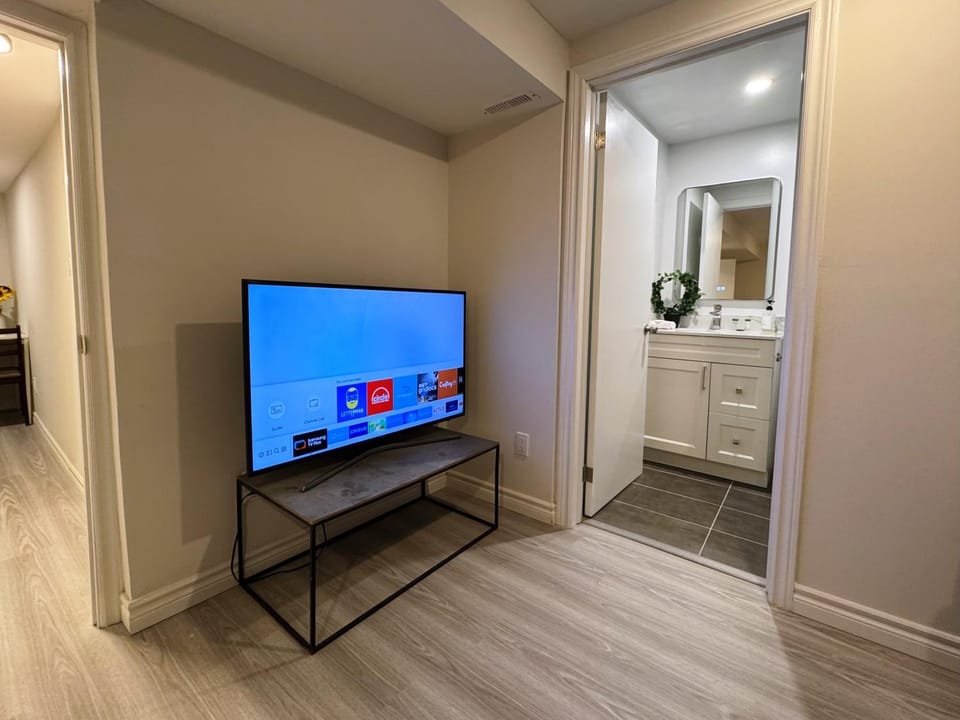 Modern Newly-Renovated Suite Free Parking Bed and Breakfast in Markham