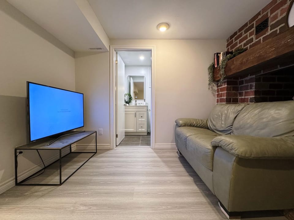 Modern Newly-Renovated Suite Free Parking Bed and Breakfast in Markham