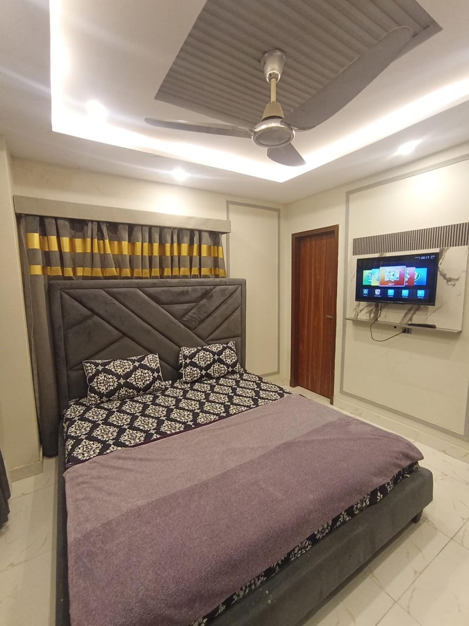Bed, TV and multimedia, Photo of the whole room, Bedroom