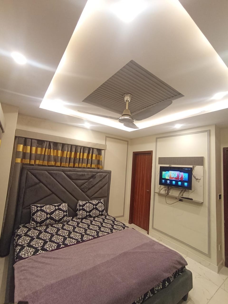 Bed, TV and multimedia, Photo of the whole room, Bedroom