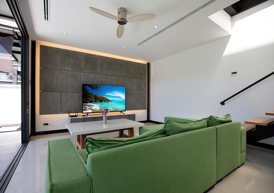 TV and multimedia, Living room, Seating area, Evening entertainment