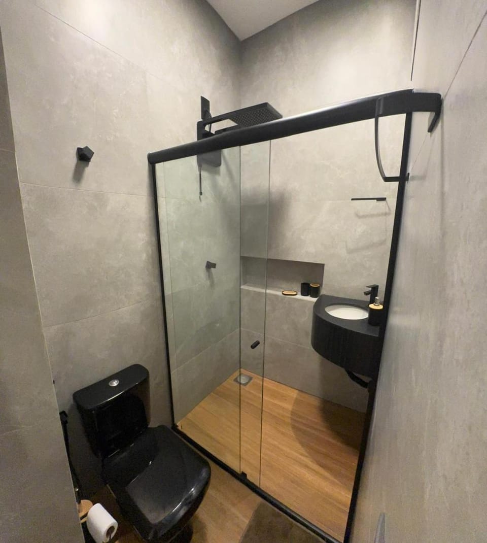 Shower, Toilet