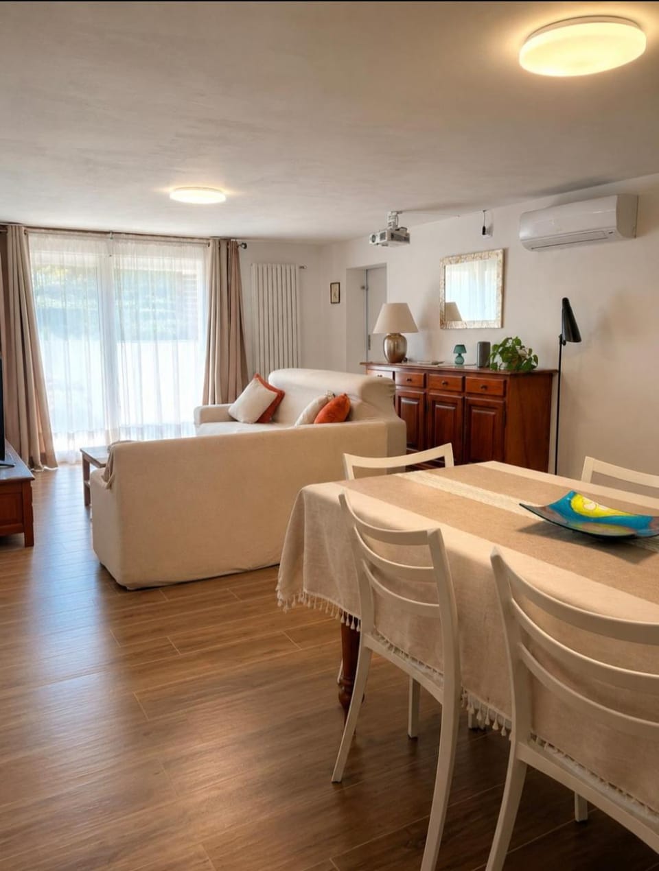 Living room, Dining area