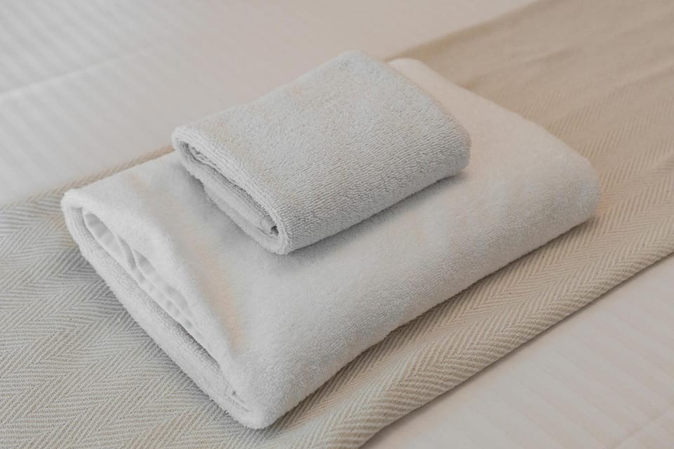 Bed, Bedroom, towels