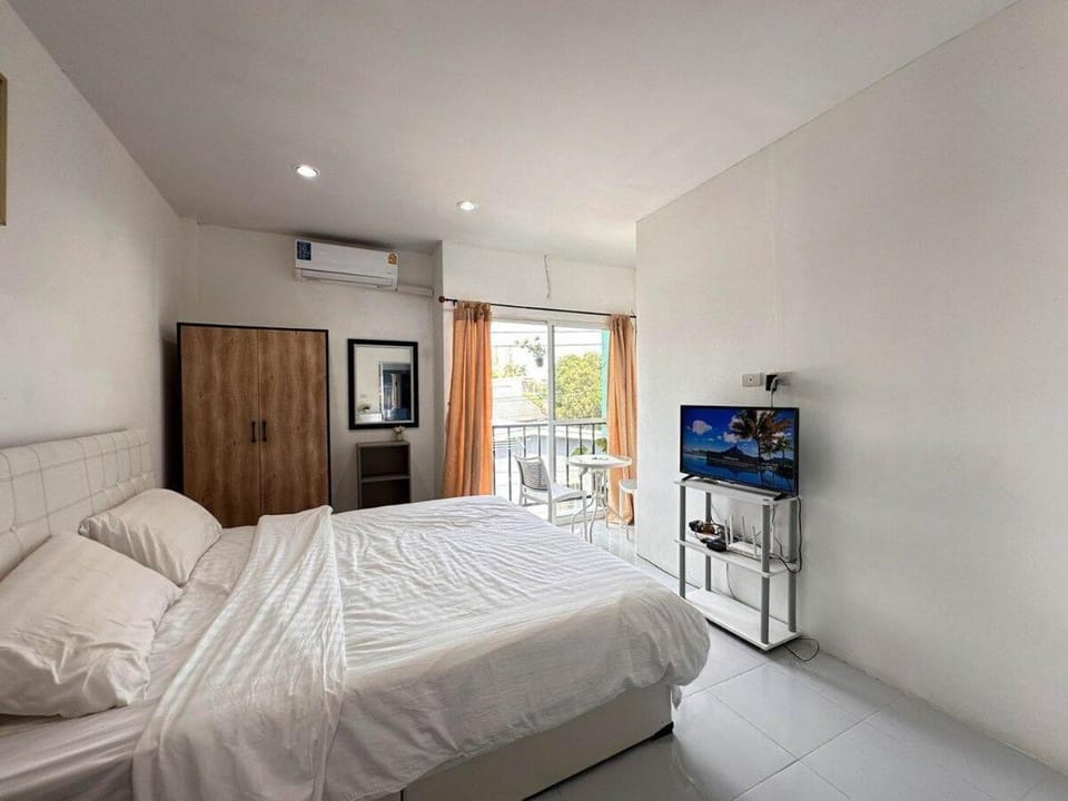 Bed, TV and multimedia, air conditioner
