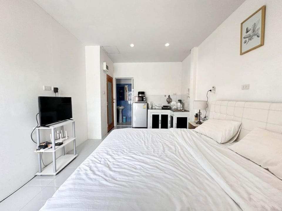 Bed, TV and multimedia, Kitchen or kitchenette, Photo of the whole room, Seating area, Dining area, Bedroom