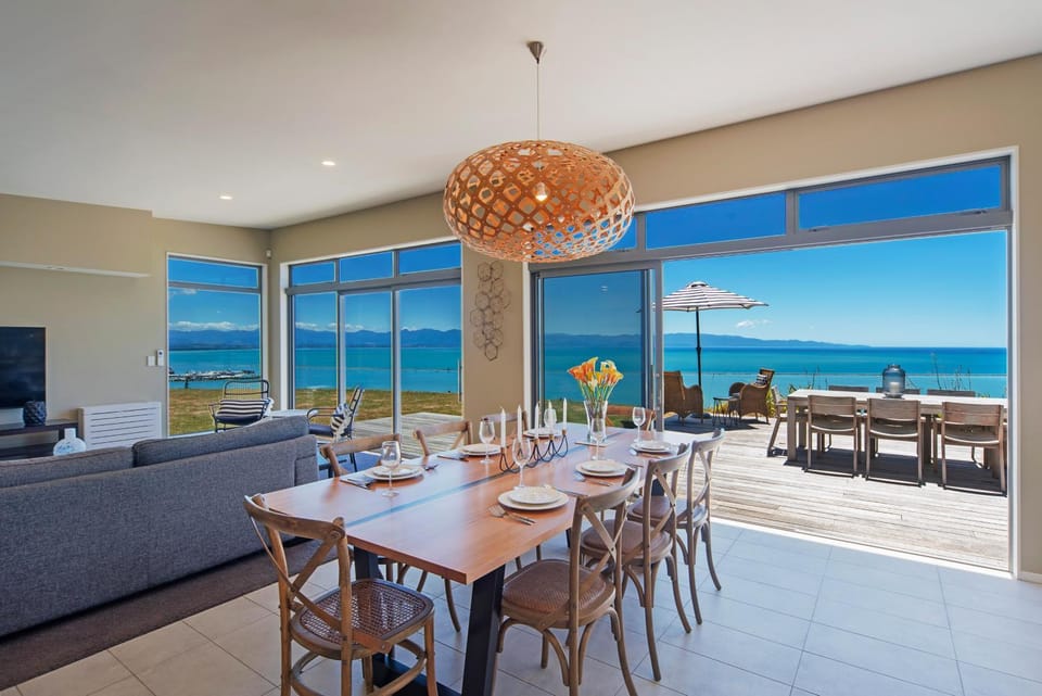 Seawatch - Spa Pool & Panoramic Ocean Views House in Nelson