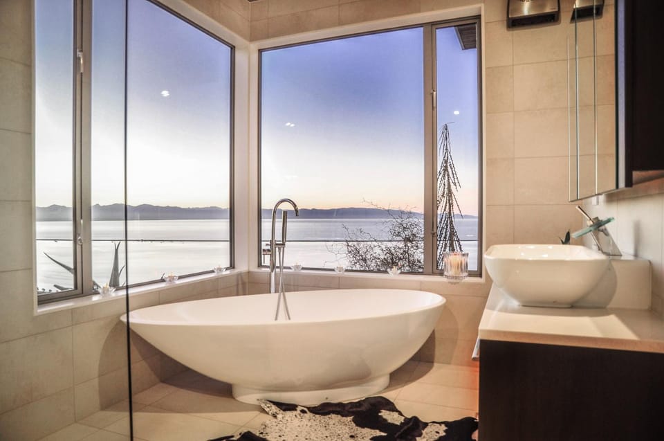 Seawatch - Spa Pool & Panoramic Ocean Views House in Nelson