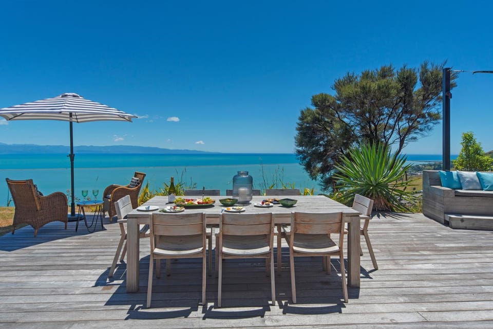 Seawatch - Spa Pool & Panoramic Ocean Views House in Nelson