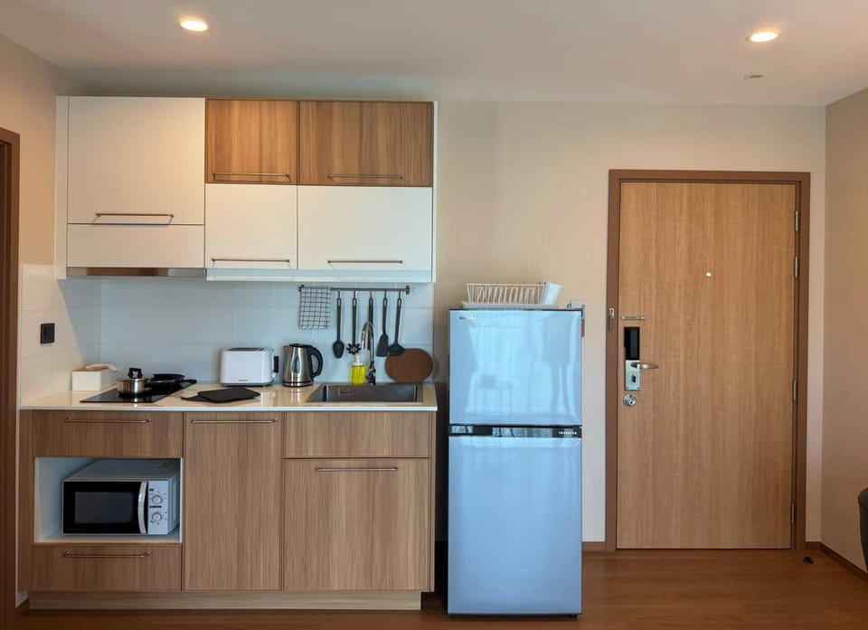 Coffee/tea facilities, Kitchen or kitchenette, stove, toaster