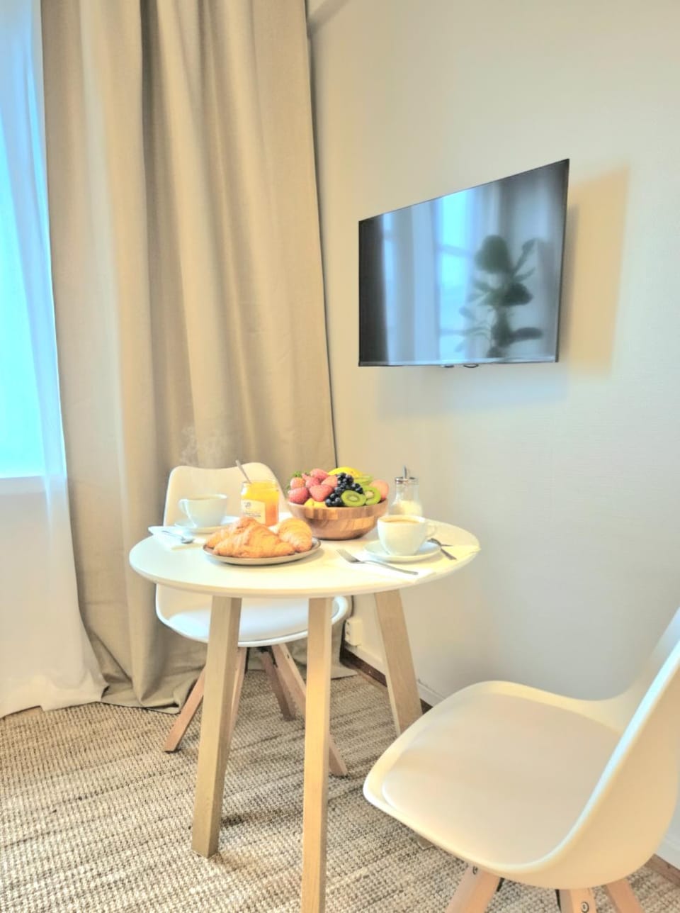 TV and multimedia, Dining area, Food