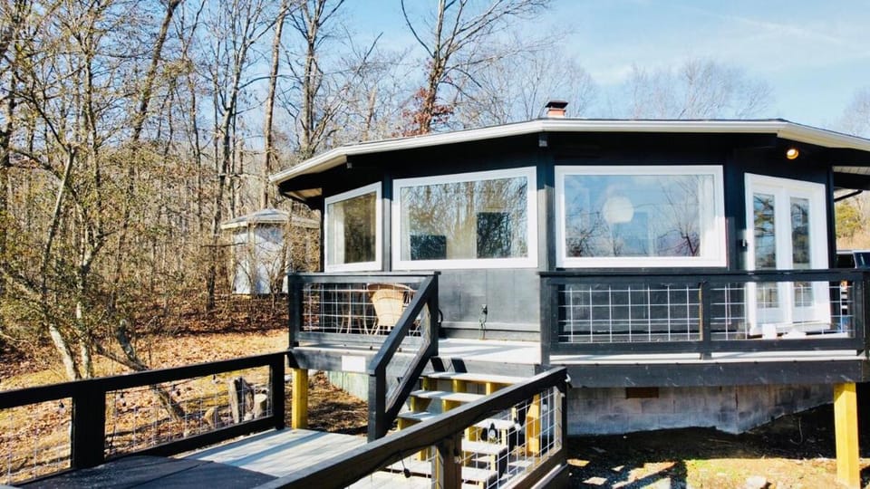 Round House with Mountain View and Hot Tub House in Shenandoah Valley