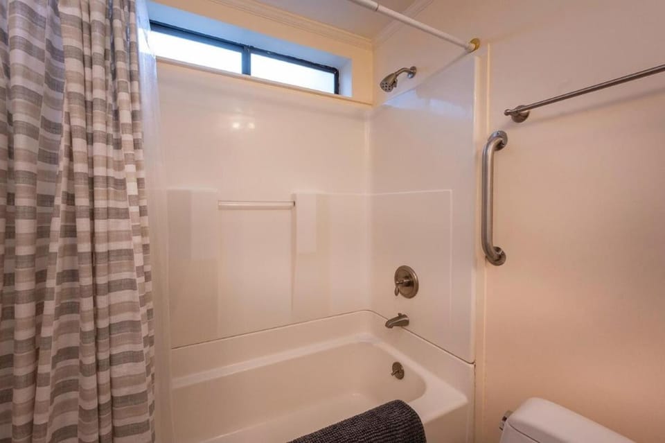 Shower, Toilet, Bathroom, Bath