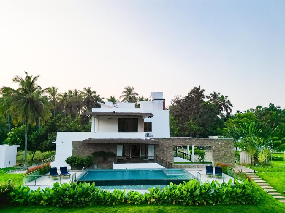 Property building, Day, Garden, Pool view
