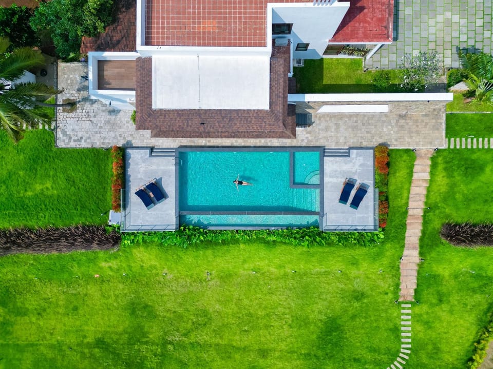 Property building, Swimming pool, sunbed