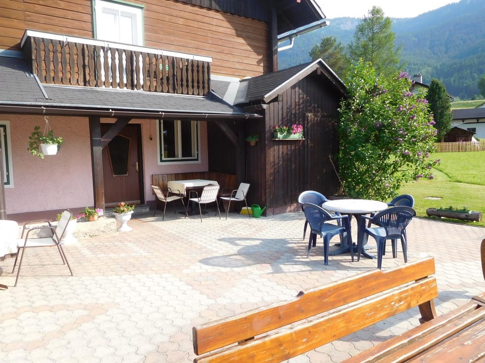 Property building, Day, Balcony/Terrace