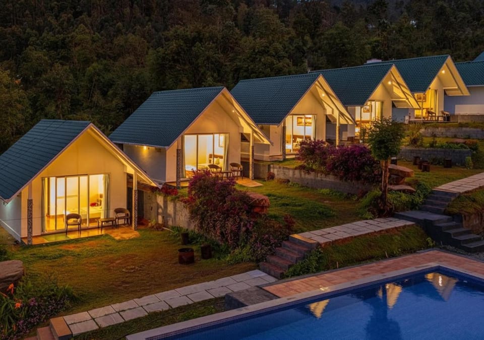 Property building, Garden, Swimming pool