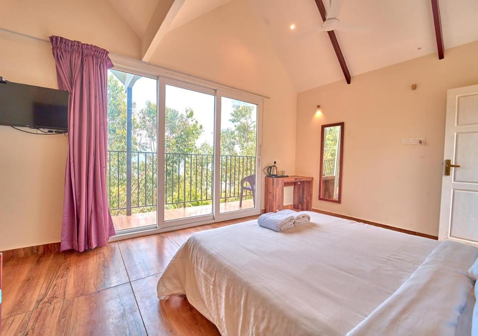 Bed, TV and multimedia, Evening entertainment, Bedroom, Swimming pool