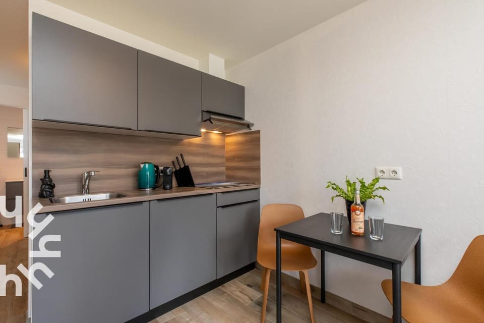 Coffee/tea facilities, Kitchen or kitchenette, stove
