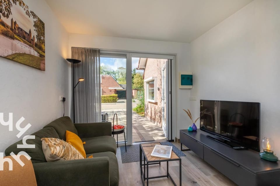 Communal lounge/ TV room, Living room, Seating area