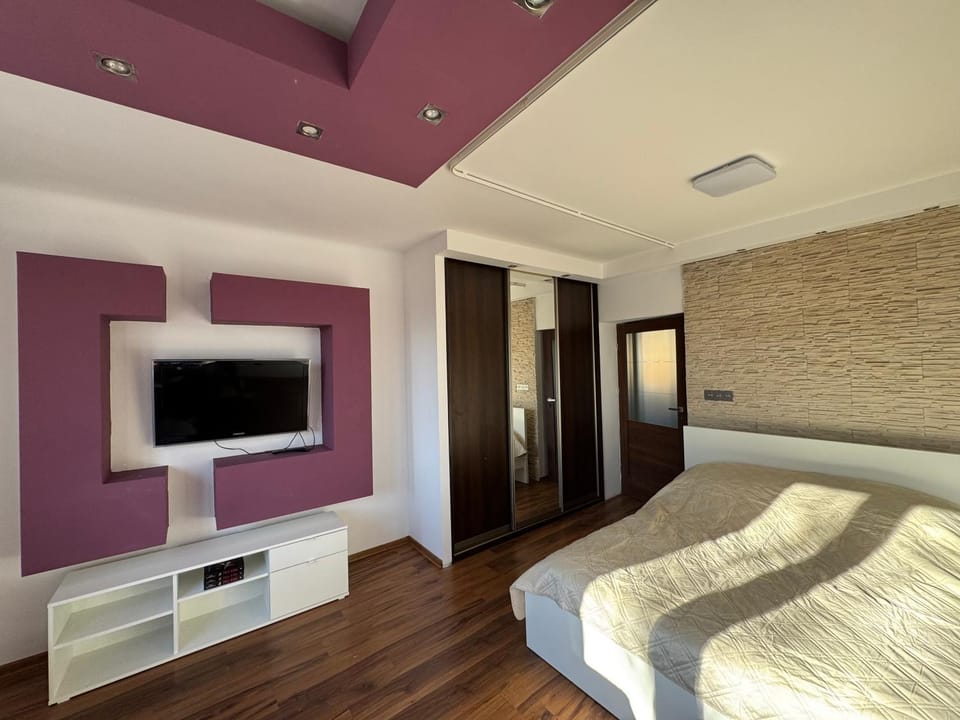 Communal lounge/ TV room, Bed, Living room, wardrobe