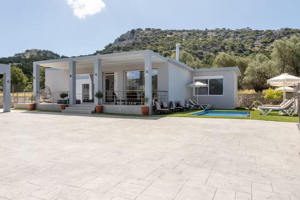 Property building, Patio, Spring, Day, Natural landscape, Mountain view