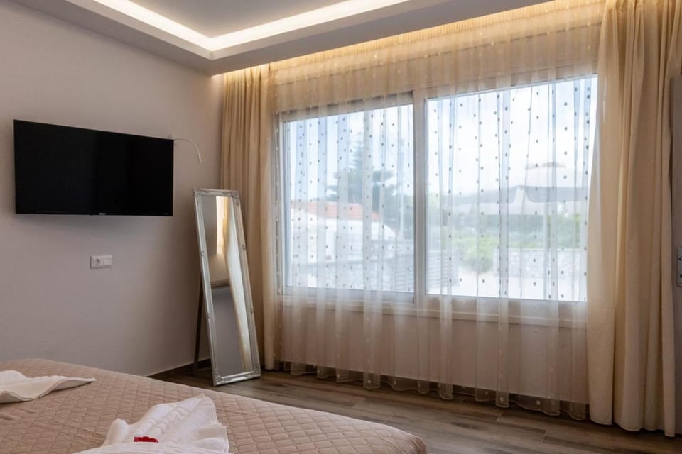 Bed, TV and multimedia, Photo of the whole room, Bedroom