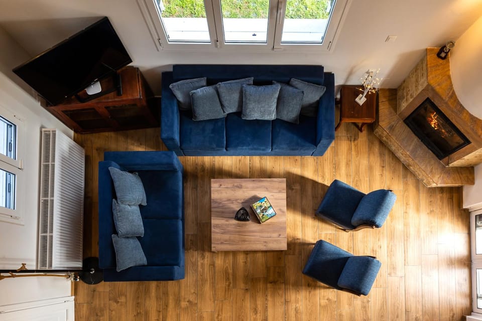 Communal lounge/ TV room, TV and multimedia, Living room, Seating area, Evening entertainment