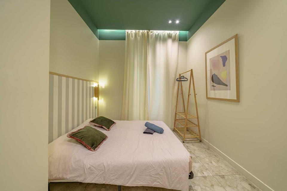 Bed, Bedroom, towels