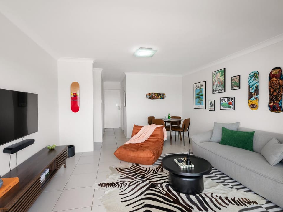 TV and multimedia, Living room, Seating area, Dining area, air conditioner