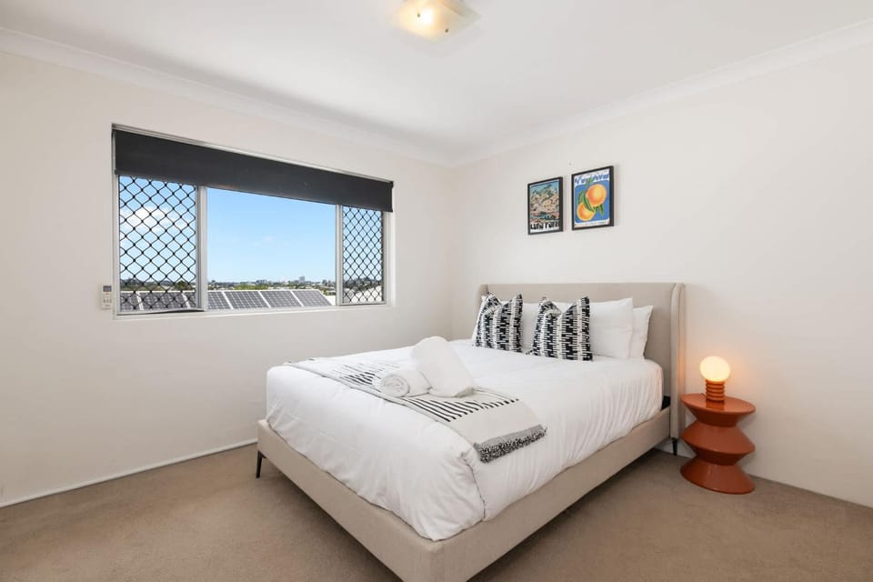 Bed, TV and multimedia, Bedroom, wardrobe, air conditioner
