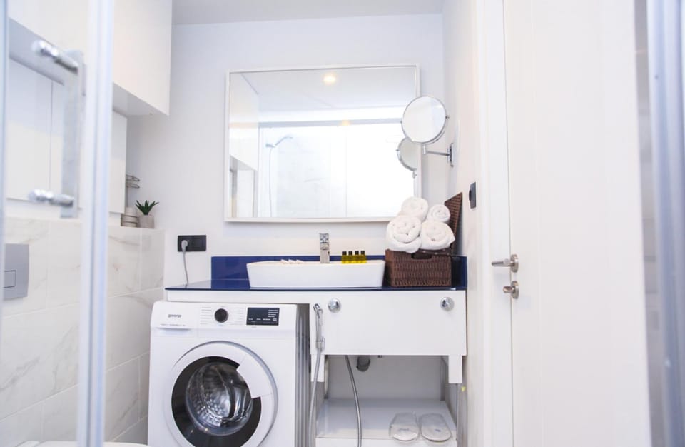 Bathroom, Kitchen or kitchenette, towels, washing machine, dryer