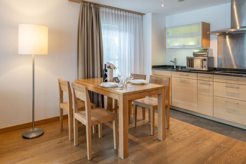 Kitchen or kitchenette, Dining area, stove